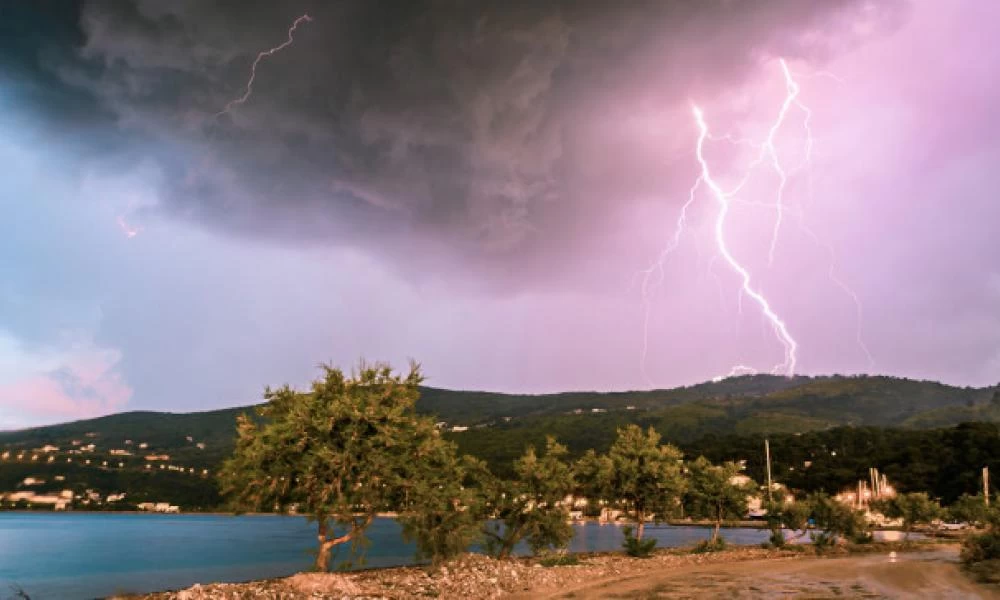 Ο ουρανός γέμισε χρώματα στην Σάμο - Εικόνες σαν καρτ ποστάλ